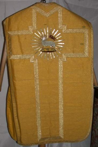 Ornement doré 3 : chasuble, bourse de corporal, étole, manipule, voile de calice